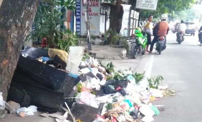 Sampah Medan Masih Teronggok di Tengah Hari