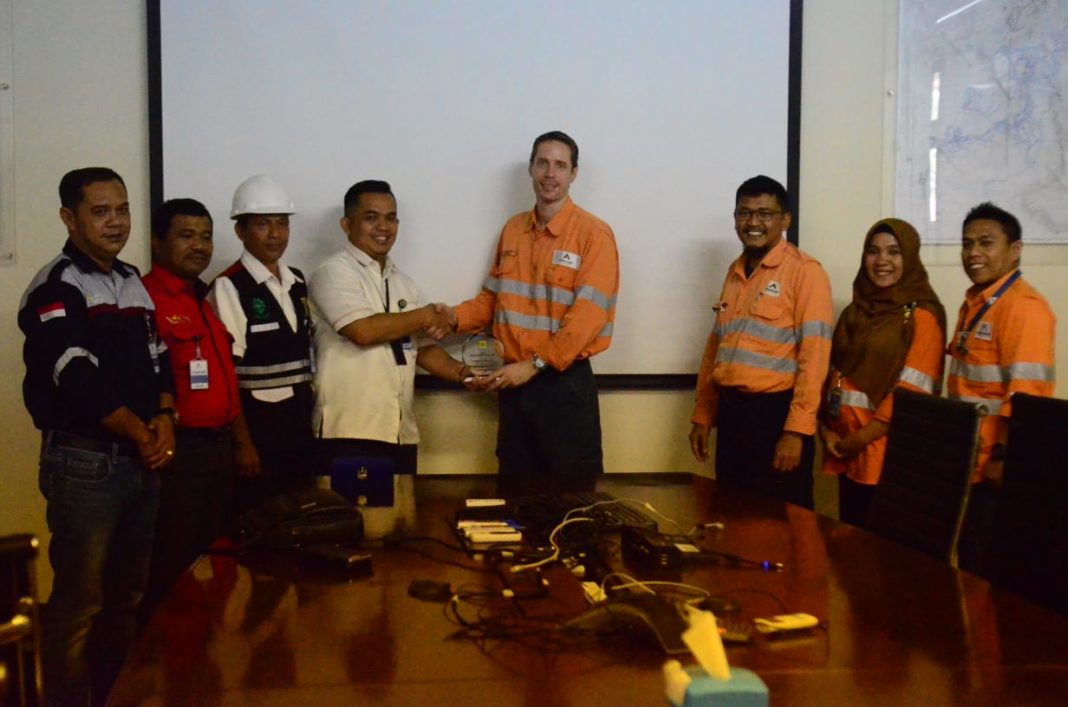 Kunjungan PLN Padangsidimpuan disambut Manejer Operaional PT Agincourt Ed Cooney. (mimbar/rizal)