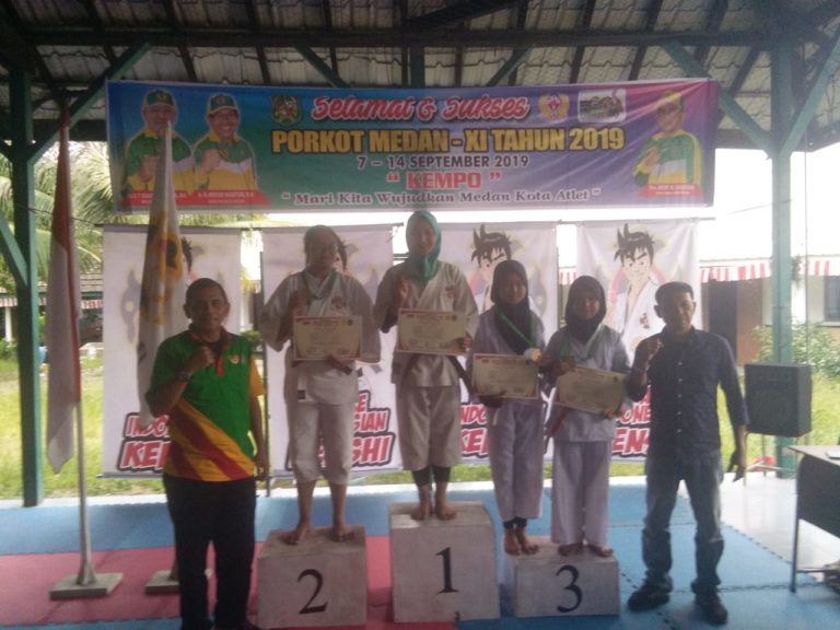 Ketua KONI Medan, Eddy Sibarani bersama atlet cabang olahraga kempo.(mimbar/jepri)