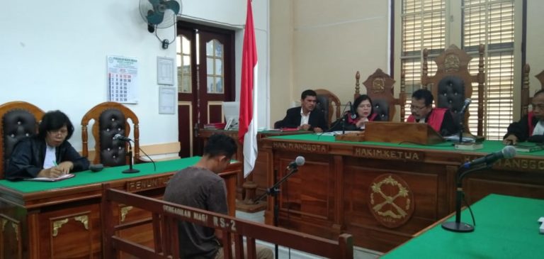 Terdakwa Hendri Yosa mendengarkan vonis mati yang dibacakan majelis hakim PN Medan. (mimbar/jepri)