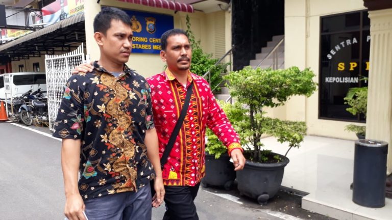 Indrawan Ginting dirangkul abangnya, Adi usai diperiksa di ruang penyidik Unit Pidum Polrestabes Medan. (mimbar/dody)