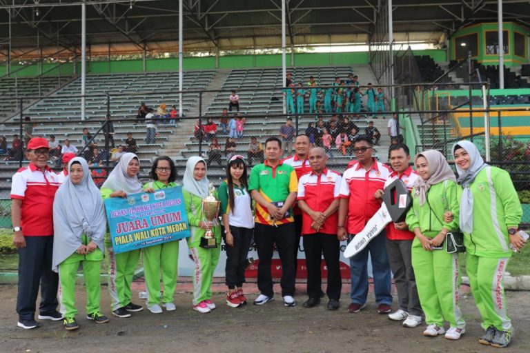 Camat Medan Denai bersama warga dan atlet di acara penutupan PORKOT 2019. (mimbar/ist)