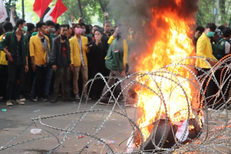 Massa demonstran membakar ban bekas di sekitaran gedung DPRD Sumut. (mimbar/anti)