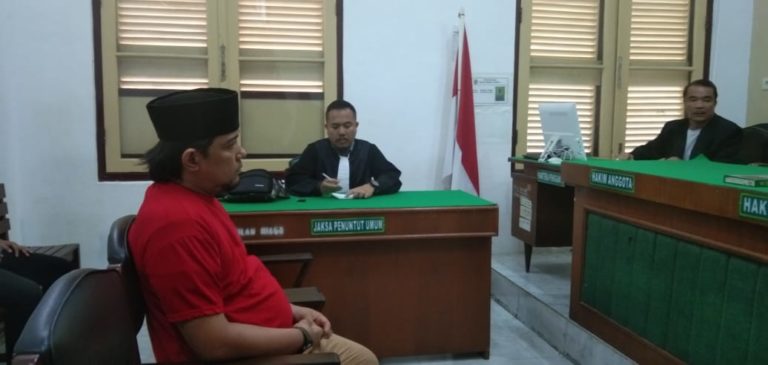 Terdakwa Aupek saat jalani sidang beragendakan putusan di Pengadilan Negeri Medan. (mimbar/jepri)