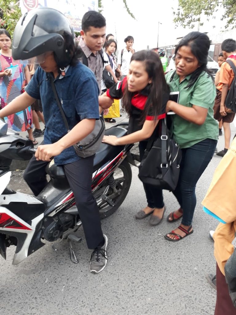 Helda Sihaloho diangkut ke sepeda motor rekannya usai dirampok dan diseret oleh bandit jalanan. (mimbar/dody)