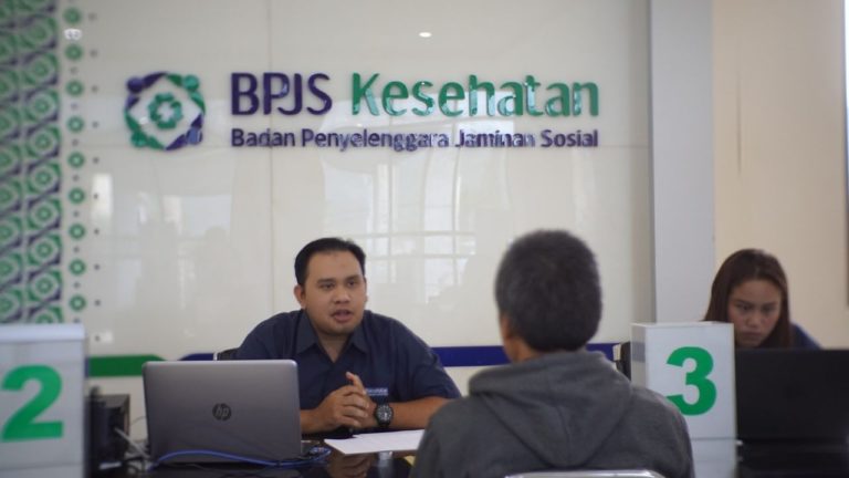 Petugas BPJS Kesehatan sedang memberikan pelayanan pada masyarakat. (mimbar/ist)