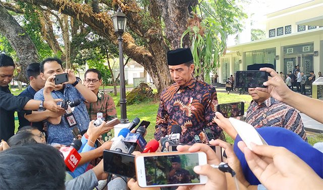 Presiden Joko Widodo saat ditemui usai Salat Jumat di Masjid Istana, Jumat (27/9) siang (Folly Akbar/Jawa Pos)