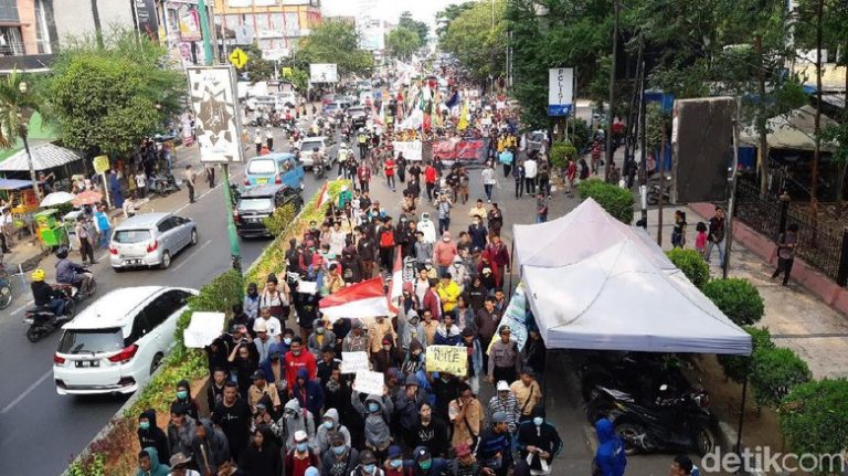 Tutup Jalanan, Pelajar-Mahasiswa Se-Banten Demo Tolak RUU Bermasalah