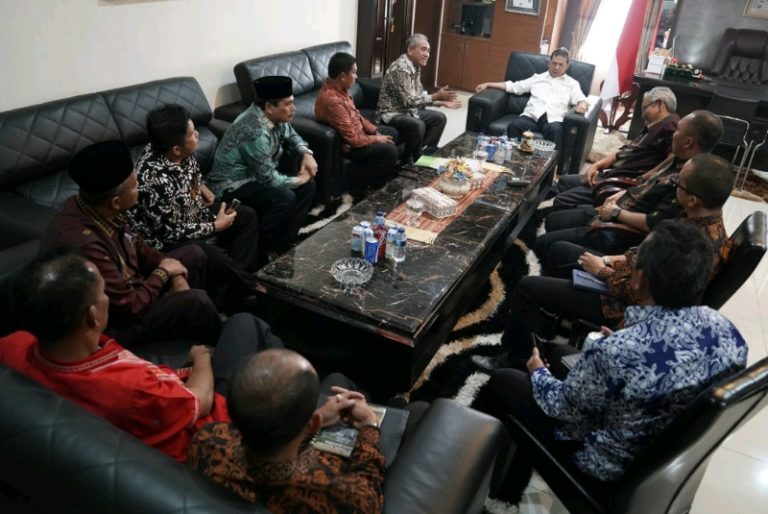 Rektor IAIN Padangsidimpuan Prof. Dr. Ibrahim Siregar, MCL (kiri depan) menyampaikan kondisi dan perkembangan IAIN Padangsidimpuan saat audiensi dengan Bupati Tapanuli Selatan. (mimbar/ist)