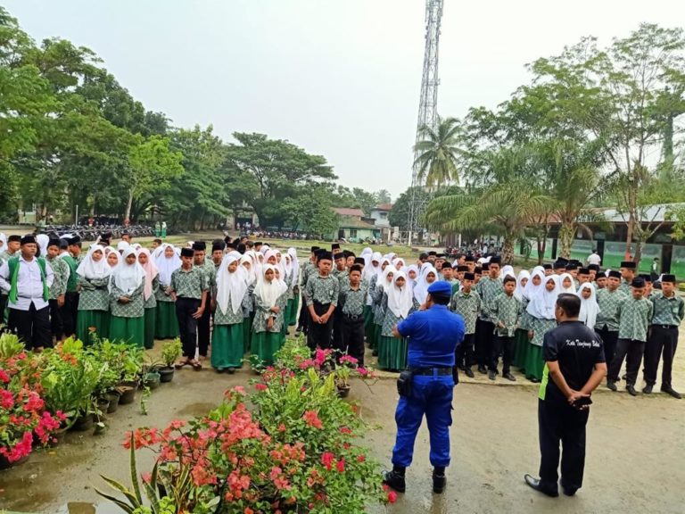 Para pelajar di salah satu sekolah di Tanjung Balai mendengarkan arahan dari petugas kepolisian dalam kegiatan Police Goes to School. (mimbar/ist)