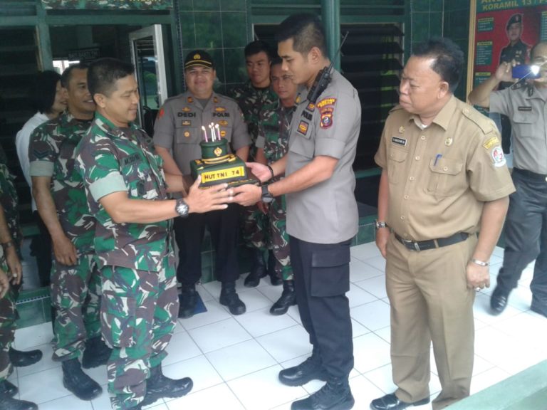 Kompol Aris Wibowo saat menyerahkan kue ulang tahun kepada Danramil 13/PST Mayor Arh M.Rizal. (mimbar/andi)