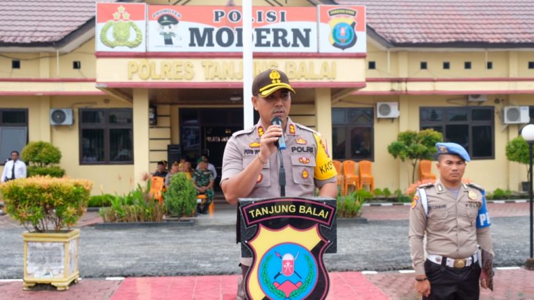 AKBP Putu Yudha Prawira, SIK, MH memimpin apel sebelum launching program PRM di Polres Tanjung Balai. (mimbar/ist)