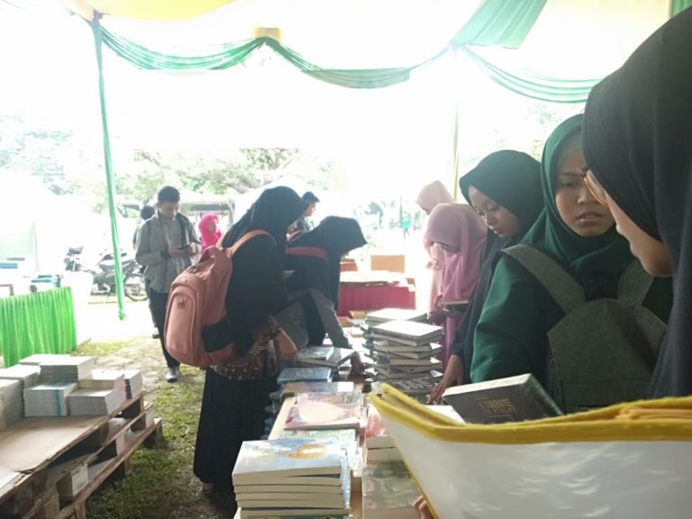 Mahasiswa sedang mencari buku di Pameran Ilmiah UIN Sumut. (mimbar/budi)