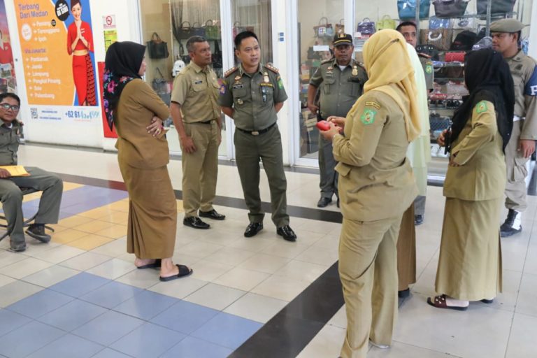 PNS kedapatan keluyuran jam kerja. (mimbar/budi)