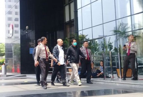 Dzulmi Eldin dikawal petugas keamanan saat memasuki gedung KPK di Jakarta. (mimbar/ist)