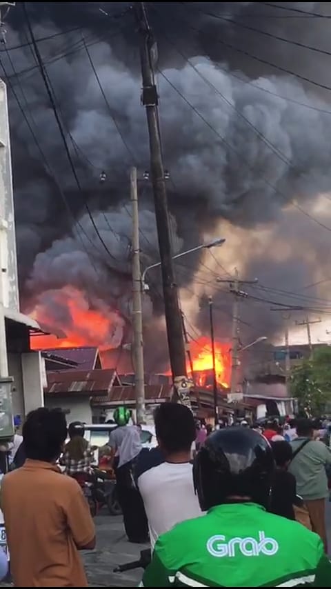 Kobaran api dan asap terlihat di Jalan Sentosa Lama, Kecamatan Medan Perjuangan. (mimbar/ist)