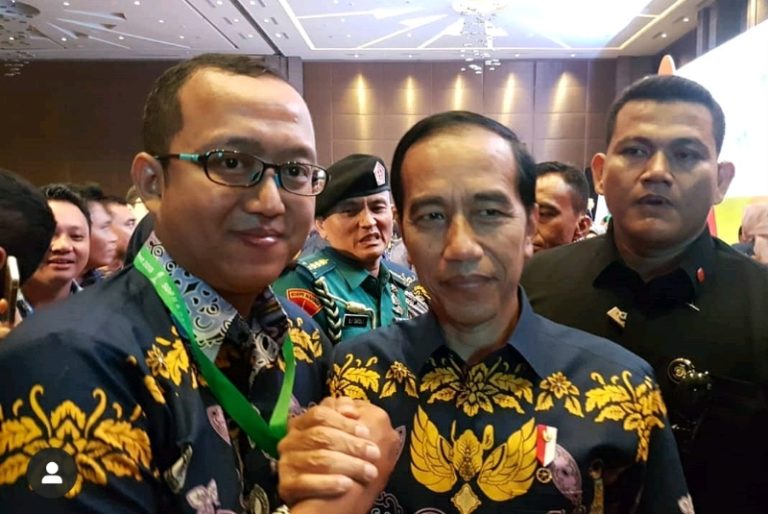 Ketua Dewan Pengarah Monang Jokowi - Amin, M Iqbal Harahap berswafoto bersama Presiden RI Joko Widodo. (mimbar/rizal)