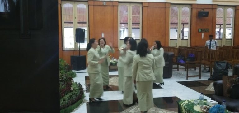 Ruang sidang utama Pengadilan Negeri Medan malah menjadi tempat bernyanyi dan berjoget.