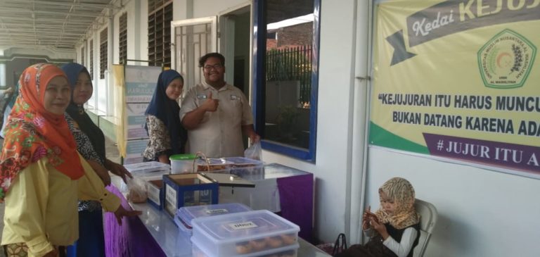 Konsumen saat membeli makanan di Kedai Kejujuran yang berada di Kampus UMN Al-Washiliyah Medan. (mimbar/jepri)