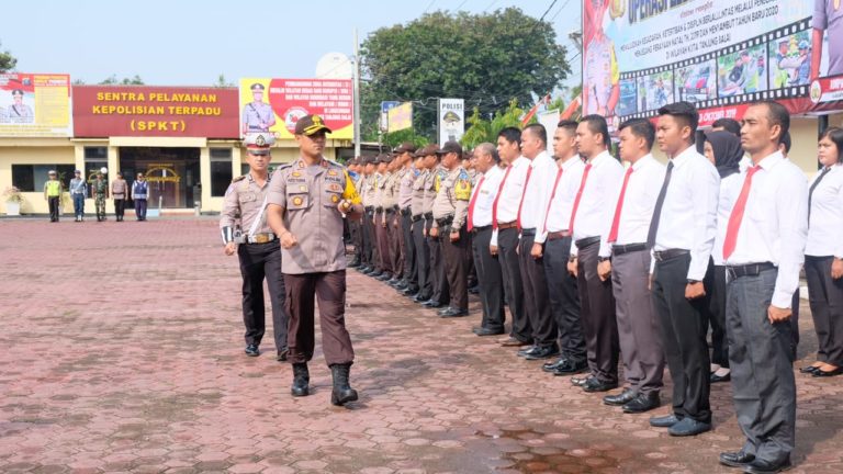 AKBP Putu Yudha Prawira memeriksa kesiapan pasukan dalam gelang Ops Zebra Toba 2019. (mimbar/ist)