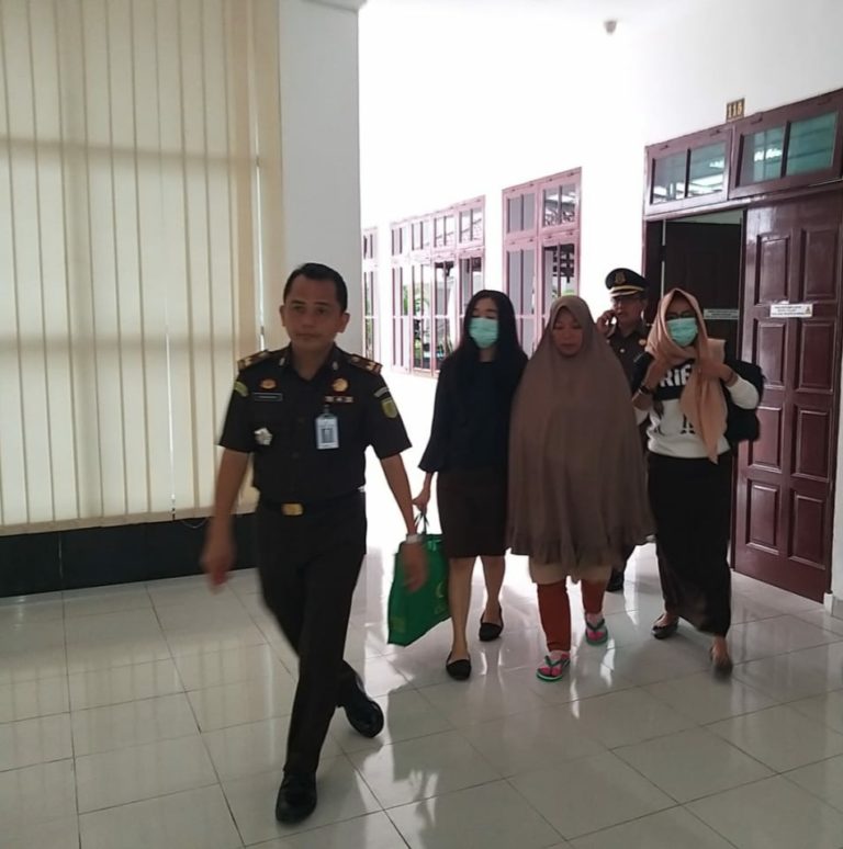 Ernita Wati DPO Kejari Medan saat menjalani proses administrasi di Kejaksaan Tinggi Sumatera Utara. (mimbar/jepri)