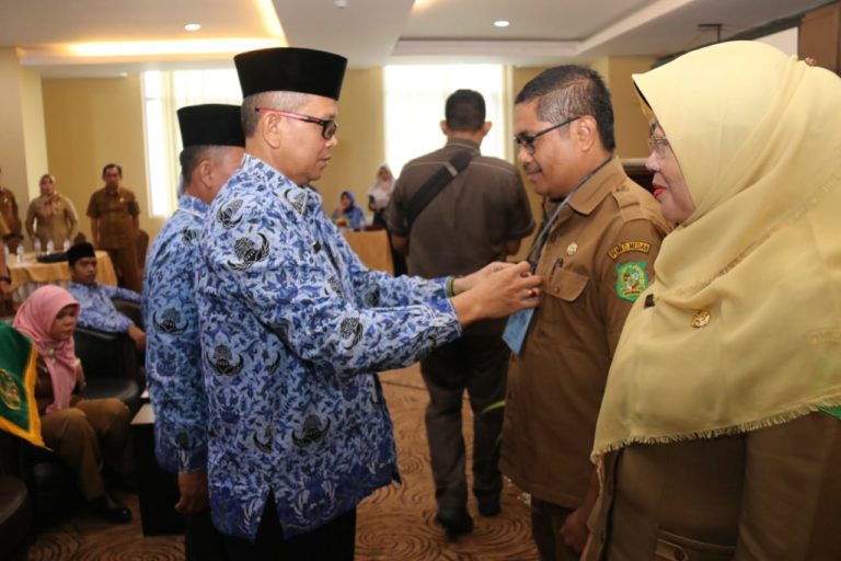 Kepala sekokah di Medan diberikan penghargaan pada pelatihan penguatan tingkatkan kompetensi. (mimbar/budi)