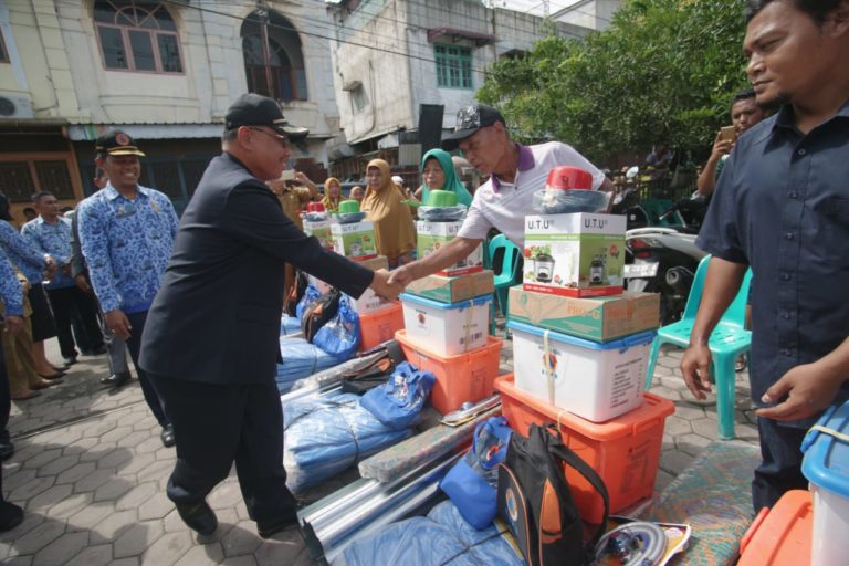 Akhyar Nasution beserta jajarannya menyerahkan bantuan kepada korban kebakaran di Jalan Sentosa lama. (mimbar/budi)