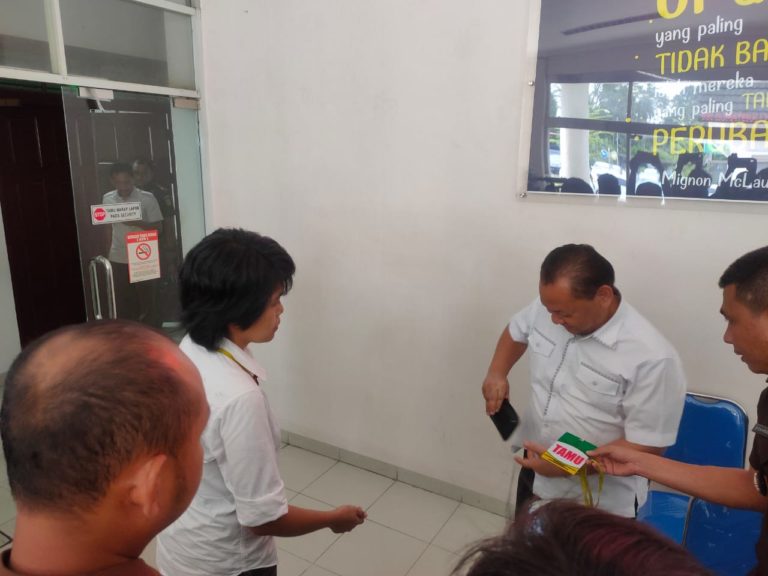 Kabag Hukum Setda kota Medan, Bambang di kantor Kejati Sumut. (mimbar/budi)