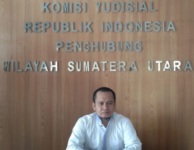 Kordinator Komisi Yudisial Sumut Syah Rijal Munthe saat memberikan tanggapannya kepada wartawan. (mimbar/jepri)