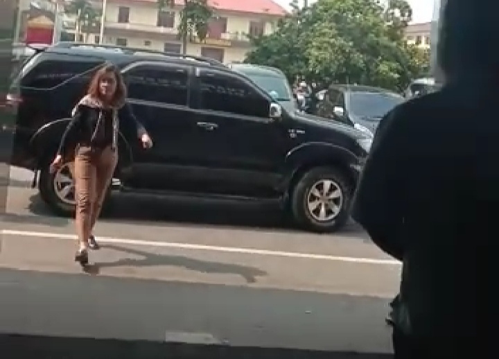 Rika Rosario Nainggolan tiba di Polrestabes Medan dijemput Pegasus. (mimbar/dody)