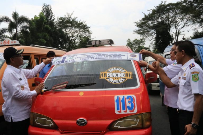 Ahyar Nasution sedang membagikan stiker/MI