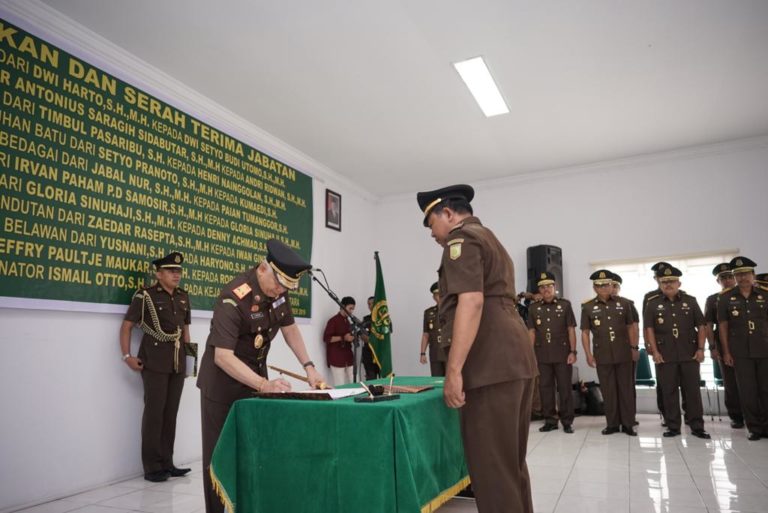 Kepala Kejaksaan Tinggi Sumatra Utara Fachruddin Siregar saat memimpin prosesi sertijab. (mimbar/ist)