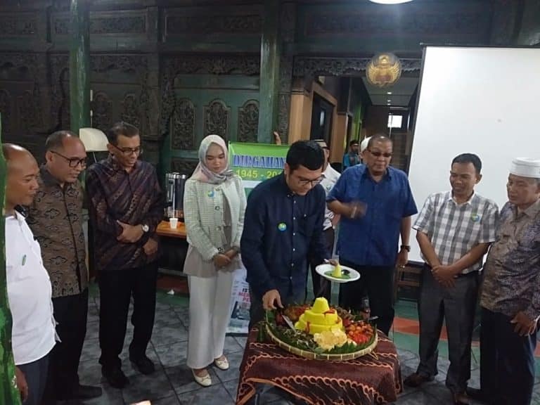 Pemimpin Umum/Pemimpin Redaksi Muhammad Hasbi Al Fauzi Lubis memotong tumpeng di gelaran HUT Mimbar Umum ke-74. (jepri)