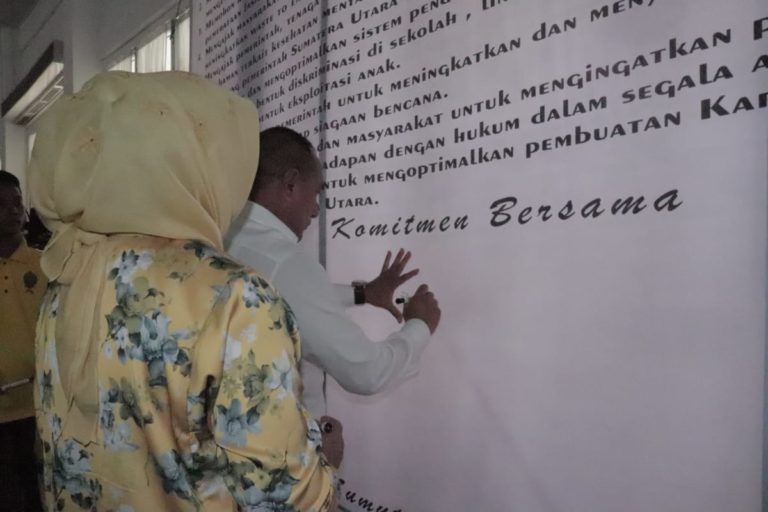 Edy Rahmayadi membubuhkan tanda tangan di acara peringatan Hari Anak tingkap Pemprov Sumut. (mimbar/anti)