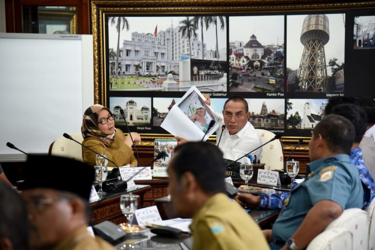 Edy Rahmayadi didampingi Sekdaprov Raja Sabrina memimpin rapat Forkopimda di ruang kerja Gubernur. (mimbar/zulfikar)