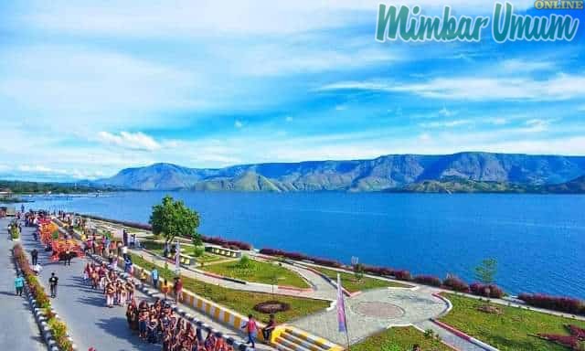 Salah satu taman di pinggiran Danau Toba yang baru dibangun Pemkab Samosir, menjadi daya tarik bagi wisatawan. (mimbar/robin)