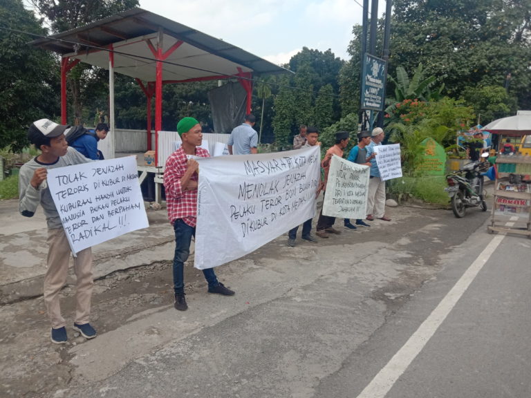 Massa ormas Islam menolak penguburan jenazah pelaku teror bom bunuh diri di TPM Sei Sekambing Jalan Gatot Subroto. (mimbar/dody)