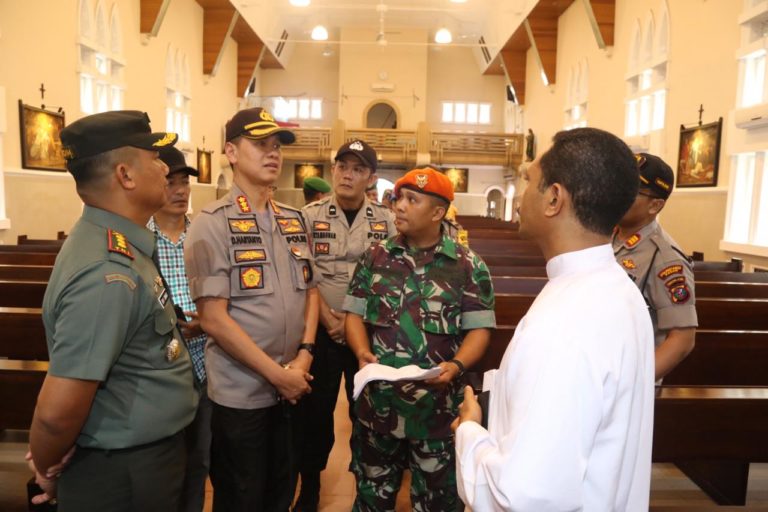 Kombes Pol Dadang Hartanto meninjau gereja jelang perayaan Natal dan Tahun Baru 2020. (mimbar/dody)