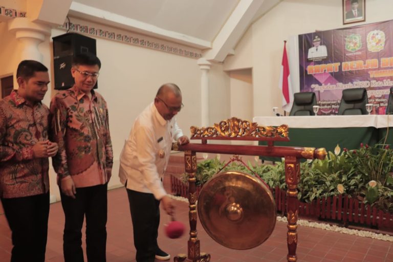 Akhyar Nasution memukul gong tanda dibukanya rakerda DPRD Kota Medan di Parapat. (mimbar/anti)