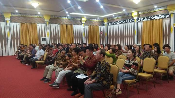 Seratusan wisatawan asal Cina berwisata di Samosir, mereka dijamu Wabup Juang Sinaga. (mimbar/robin)