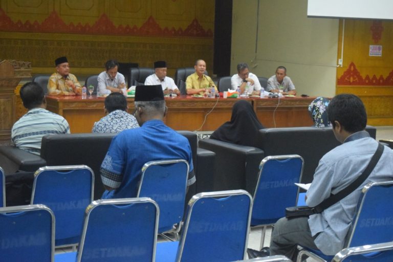 Rapat percepatan pembangunan dermaga ekspor-impor di ruang aula Setdakab Aceh Tamiang. (mimbar/burhan)