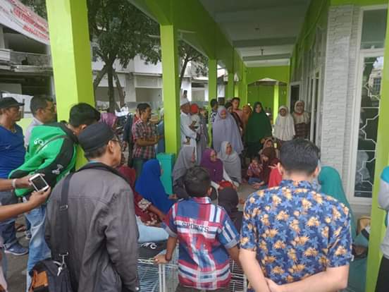 Sejumlah anggota Tim Terpadu saat berdiskusi dengan jamaah Masjid Amal Silaturahim. (mimbar/jamal)