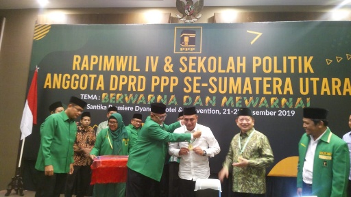 Ketua DPW PPP Sumut Yulizar P Lubis saat mengalungkan penghargaan PPP kepada Gubernur Edy. (mimbar/jamal)