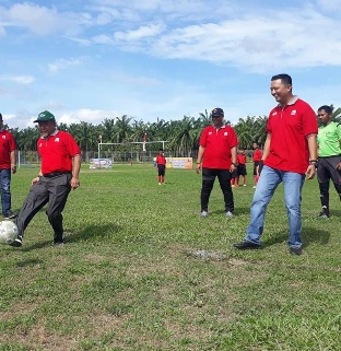 Ketua DPRK Aceh Tamiang, Suprianto ST saat melakukan tendangan perdana pada turnamen SSB U-9 dan U-11. (mimbar/burhan)