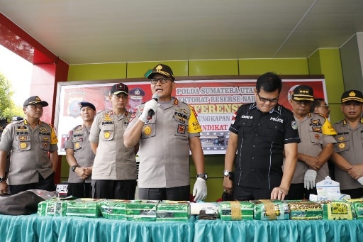 Irjen Pol Martuani Sormin Siregar didampingi Waka Polda Sumut Brigjen Pol Mardiaz Dwihananto merilis ungkapan sabu di RS Bhayangkara. (mimbar/dody)