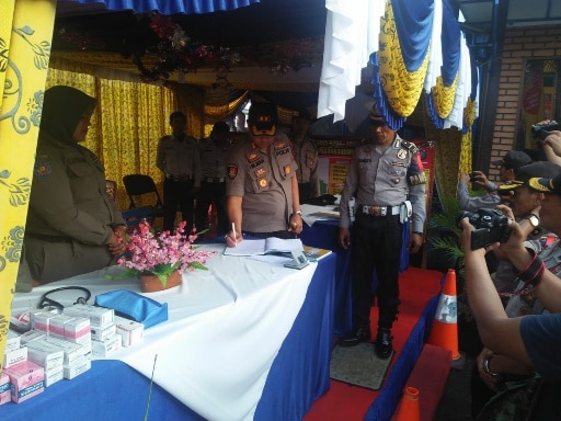 AKBP Hilman Wijaya mengecek pos pengamanan dan pelayanan di wilayah Kota  Padangsidimpuan. (mimbar/rizal)