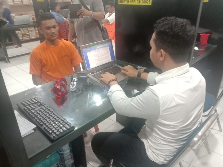 Tersangka Yos saat diperika penyidik Unit Ranmor Sat Reskrim Polrestabes Medan. (mimbar/dody)