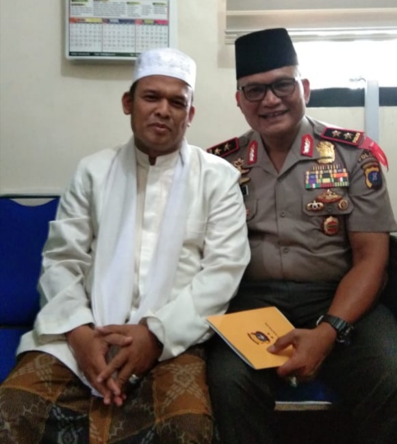 Ustadz Masdar Tambusai bersama Kapolda Sumut Irjen Pol Martuani Sormin Siregar. (mimbar/jamal)