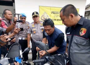 Tersangka Dadang memperlihatkan bagaimana tips agar sepeda motor tidak gampang dicuri. (anling purbaya)