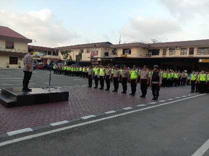 Wakapolrestabes Medan AKBP Rudi Rifani memimpil apel pengamanan malam Tahun Baru. (mimbar/dody)